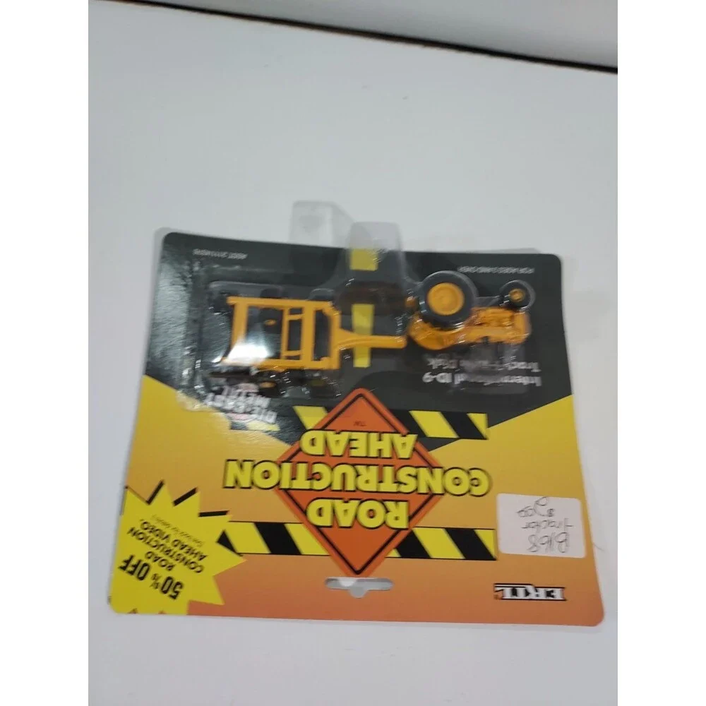 NIP Ertl 4376 Die Cast 1/64 Road Construction Ahead International ID-9 w/Disk